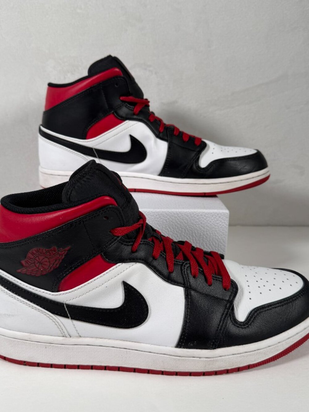 Nike Air Jordan Mid 1 Sneakers Men Size 13 Gym Bred Toe DQ8426-106 Lace Up EUC - Picture 3 of 11